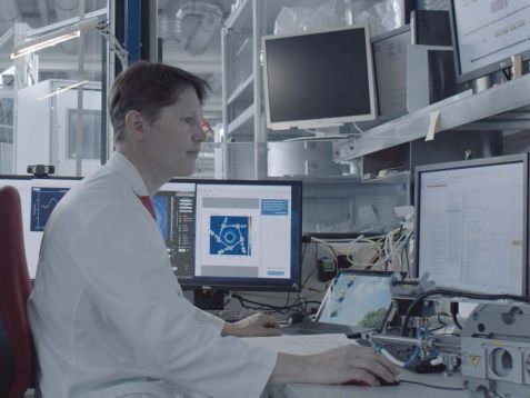 Dr. Sebastian Mühlbauer betreut die Kleinwinkelstreuanlage SANS-1